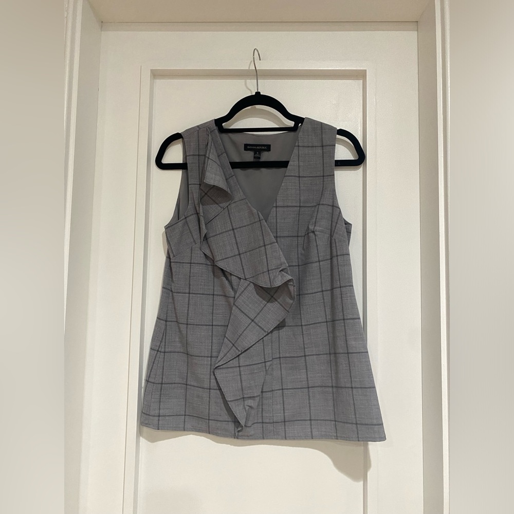 Banana republic chequeras pattern blouse with soft ruffle in front